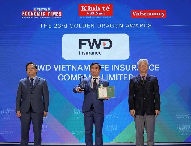Ông Lê Anh Tuấn - Phó tổng giám đốc Quản Trị FWD Việt Nam nhận giải thưởng Rồng Vàng 2024 - giải thưởng công nhận những nỗ lực của FWD trong hành trình nâng cao trải nghiệm khách hàng.
